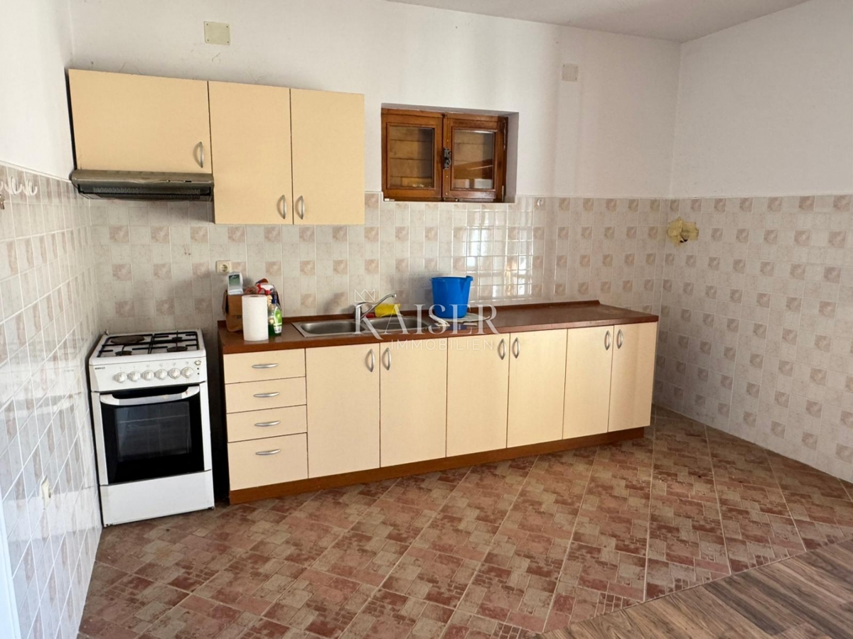 Casa da ristrutturare con potenziale nel tranquillo entroterra di Crikvenica