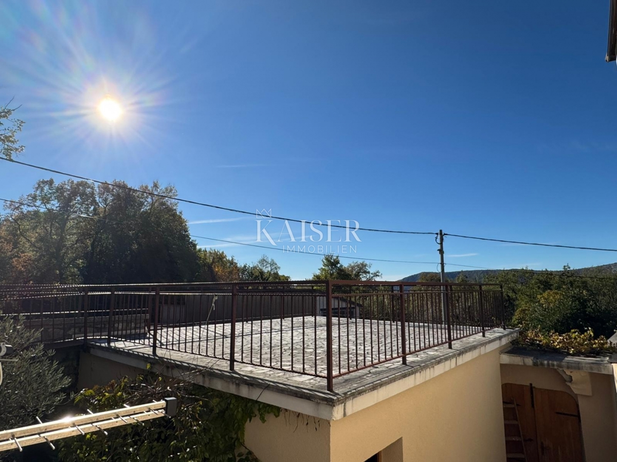 Casa da ristrutturare con potenziale nel tranquillo entroterra di Crikvenica