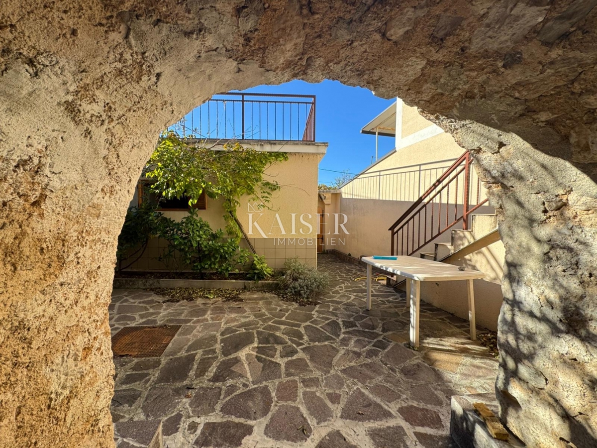 Casa da ristrutturare con potenziale nel tranquillo entroterra di Crikvenica