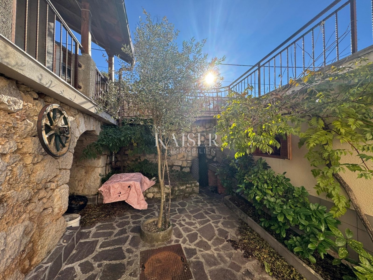 Casa da ristrutturare con potenziale nel tranquillo entroterra di Crikvenica