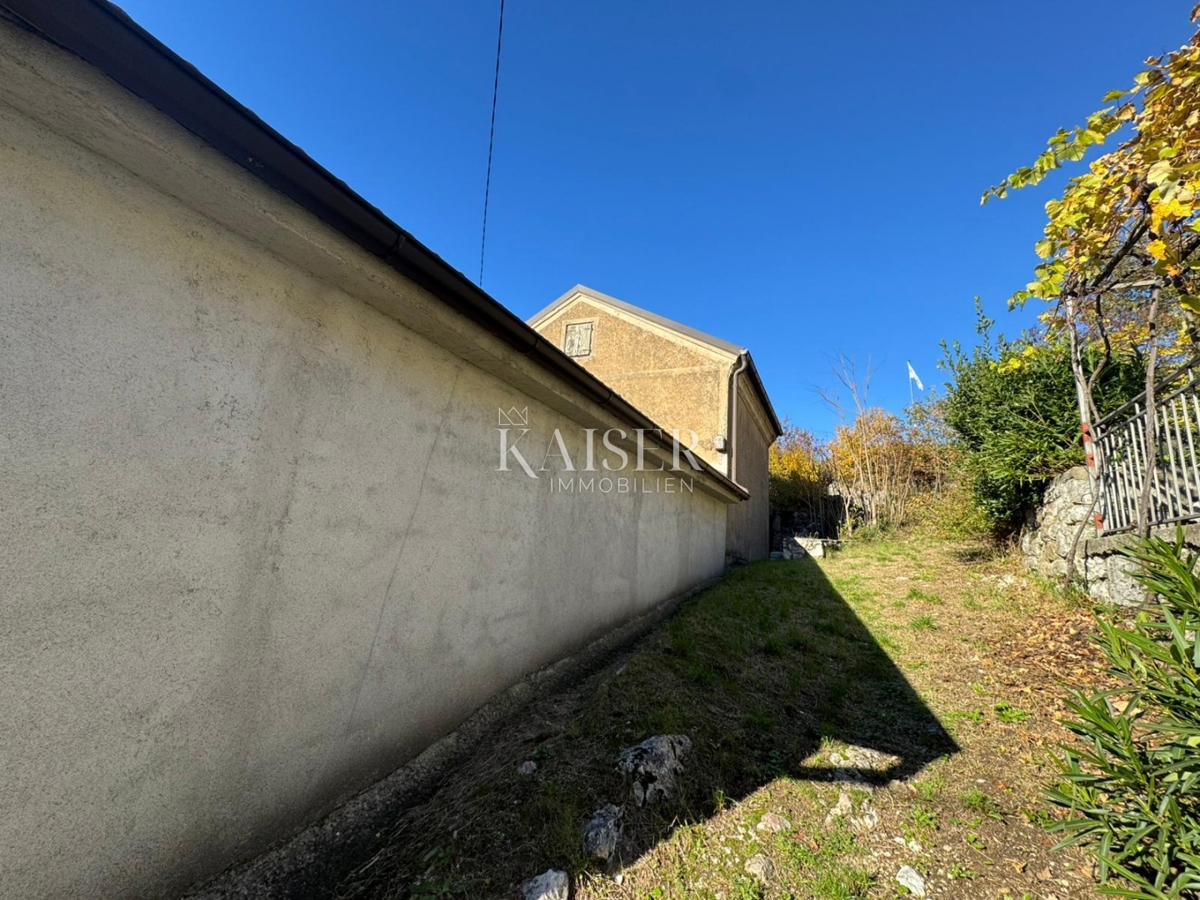 Casa da ristrutturare con potenziale nel tranquillo entroterra di Crikvenica