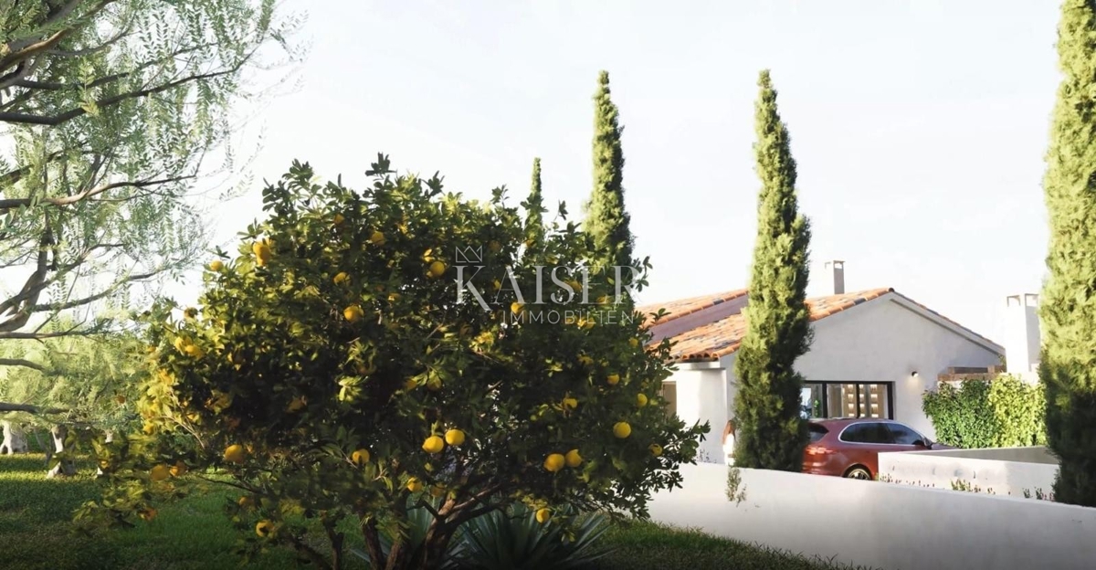 Istria - Parenzo, casa con tre camere da letto, piano terra. 