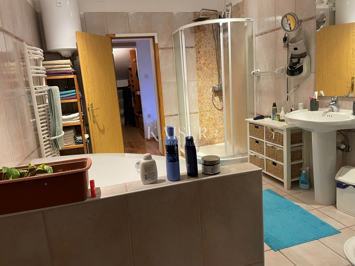 Cherso, struttura ricettiva e residenziale con ristorante, appartamenti e camere