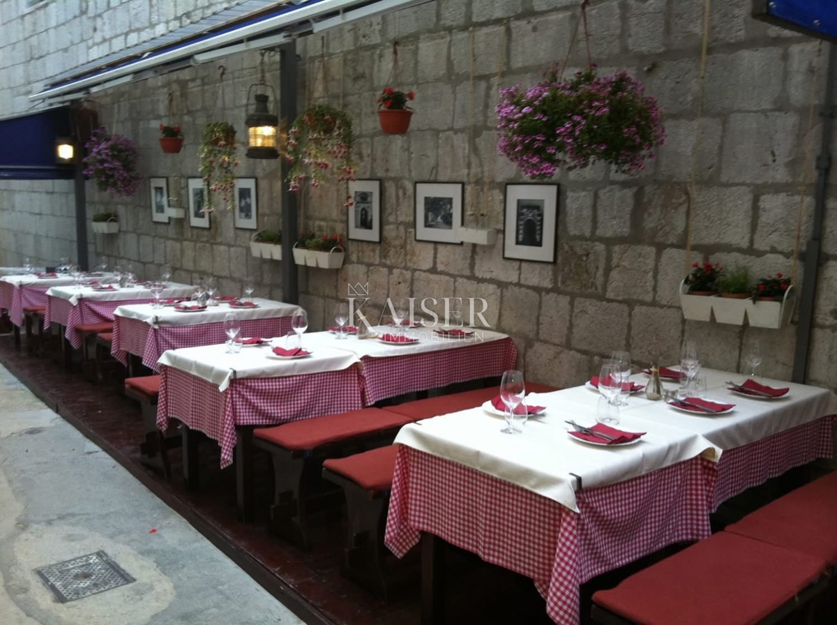 Cherso, struttura ricettiva e residenziale con ristorante, appartamenti e camere