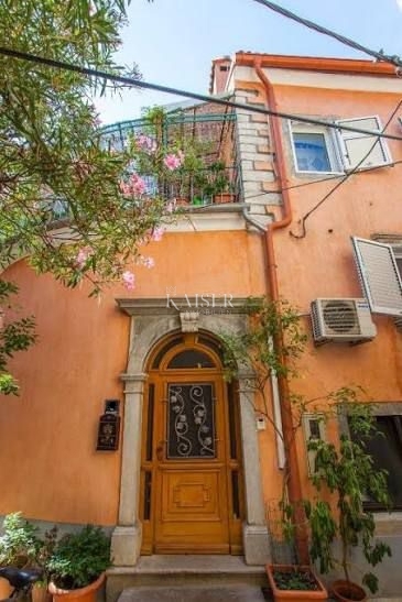 Cherso, struttura ricettiva e residenziale con ristorante, appartamenti e camere