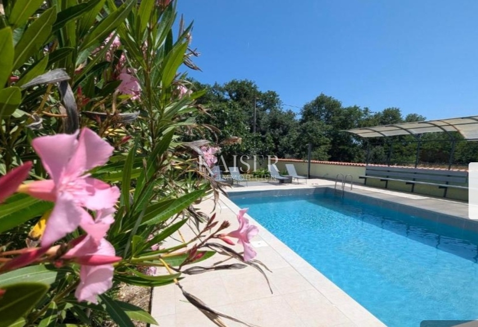 Istria, Pola - Casa con 5 appartamenti e due piscine