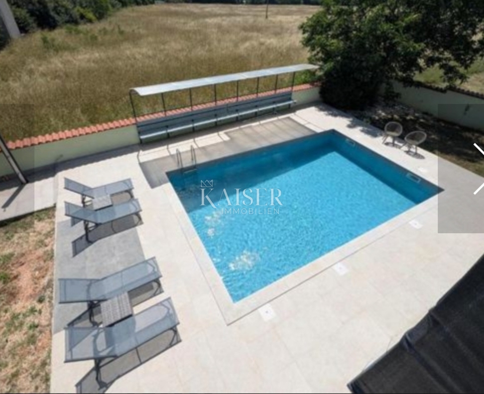 Istria, Pola - Casa con 5 appartamenti e due piscine