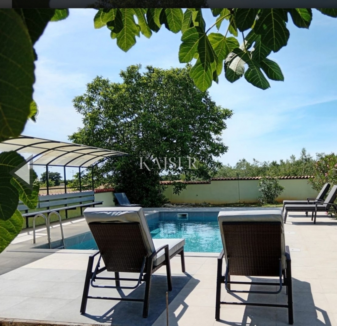 Istria, Pola - Casa con 5 appartamenti e due piscine