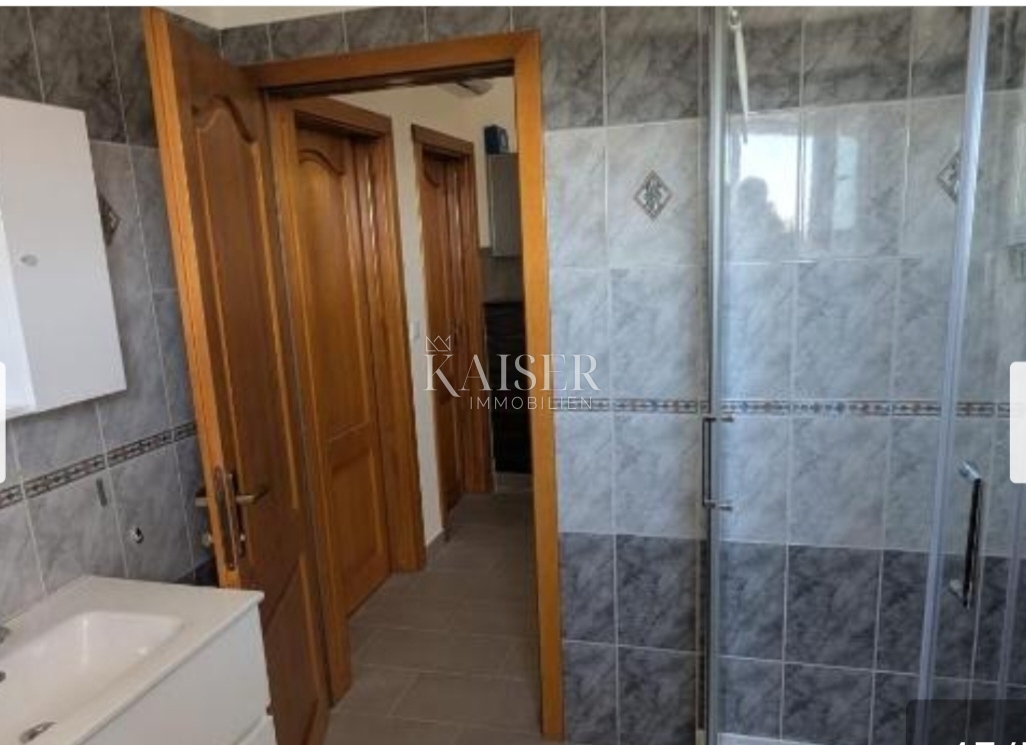 Istria, Pola - Casa con 5 appartamenti e due piscine