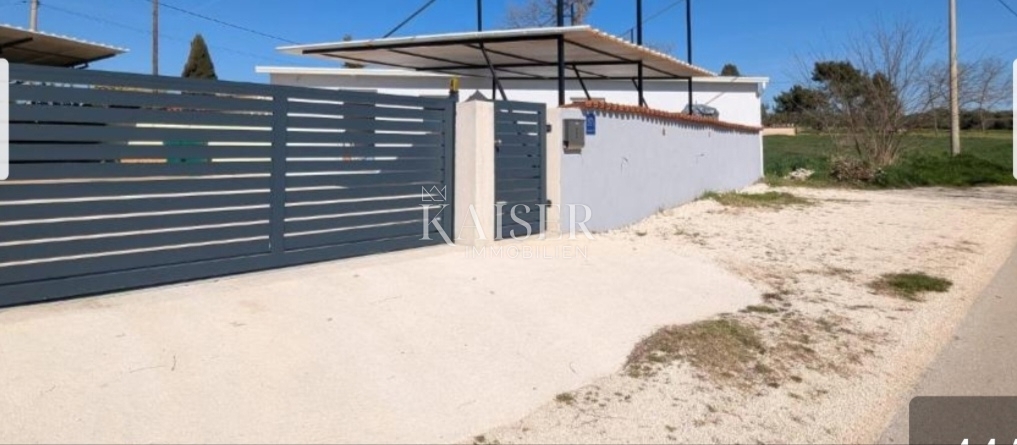 Istria, Pola - Casa con 5 appartamenti e due piscine