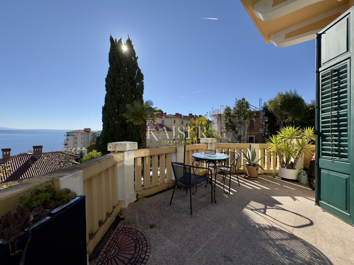 Opatija – Due monolocali in villa storica in seconda fila al mare, terrazza, giardino, 2 posti auto