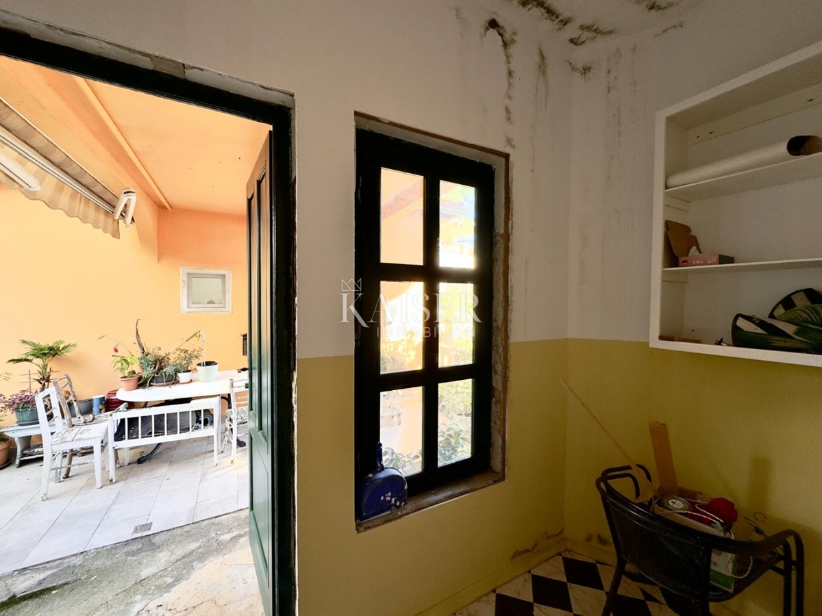 Opatija – Due monolocali in villa storica in seconda fila al mare, terrazza, giardino, 2 posti auto