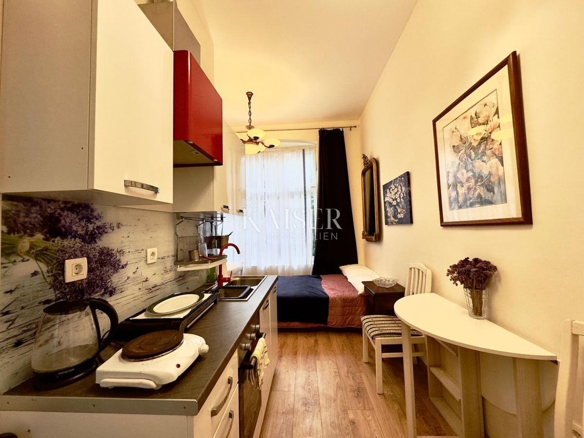 Opatija – Due monolocali in villa storica in seconda fila al mare, terrazza, giardino, 2 posti auto