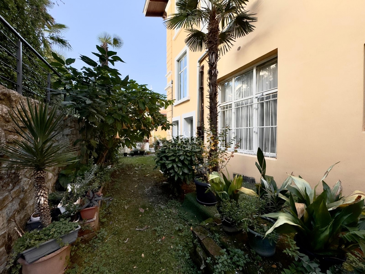 Opatija – Due monolocali in villa storica in seconda fila al mare, terrazza, giardino, 2 posti auto