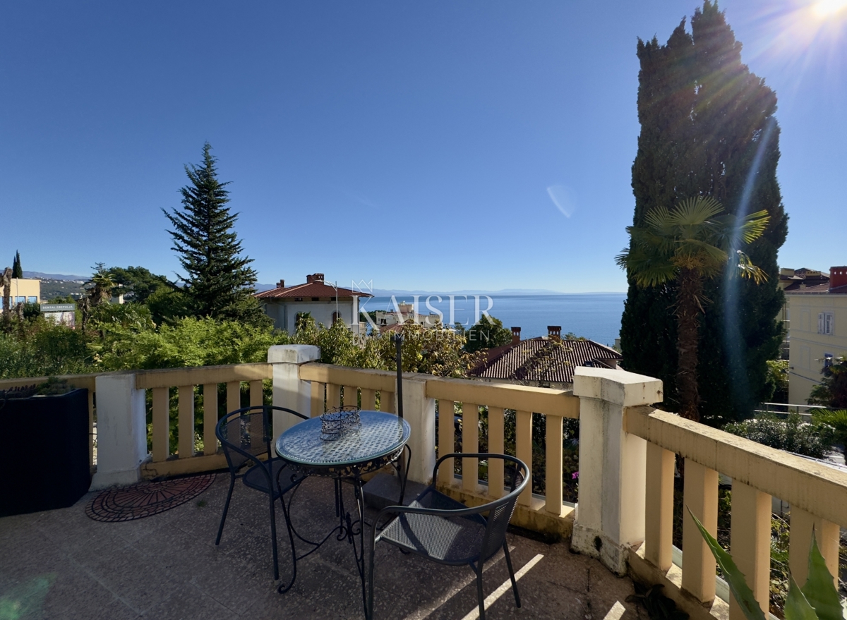 Opatija – Due monolocali in villa storica in seconda fila al mare, terrazza, giardino, 2 posti auto