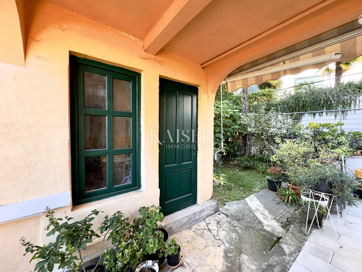 Opatija – Due monolocali in villa storica in seconda fila al mare, terrazza, giardino, 2 posti auto
