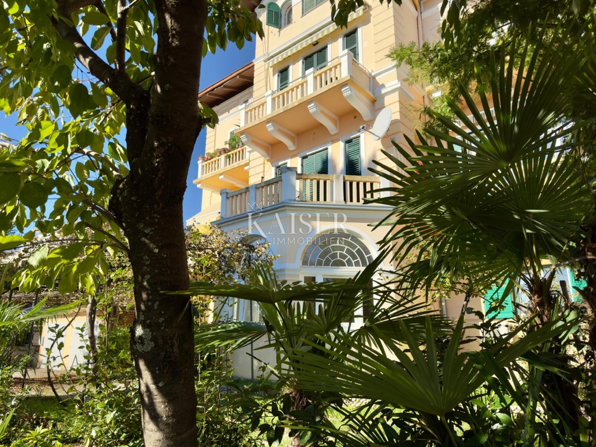 Opatija – Due monolocali in villa storica in seconda fila al mare, terrazza, giardino, 2 posti auto