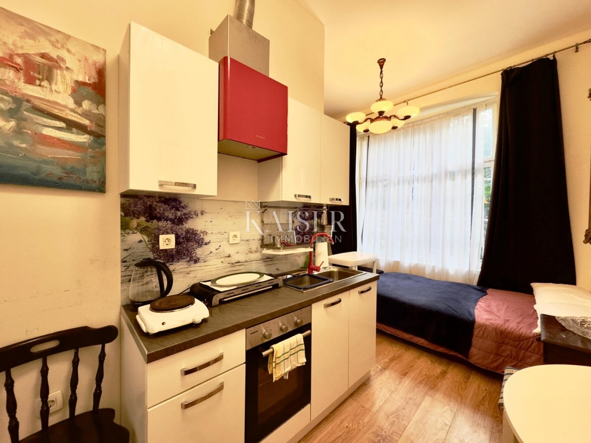 Opatija – Due monolocali in villa storica in seconda fila al mare, terrazza, giardino, 2 posti auto