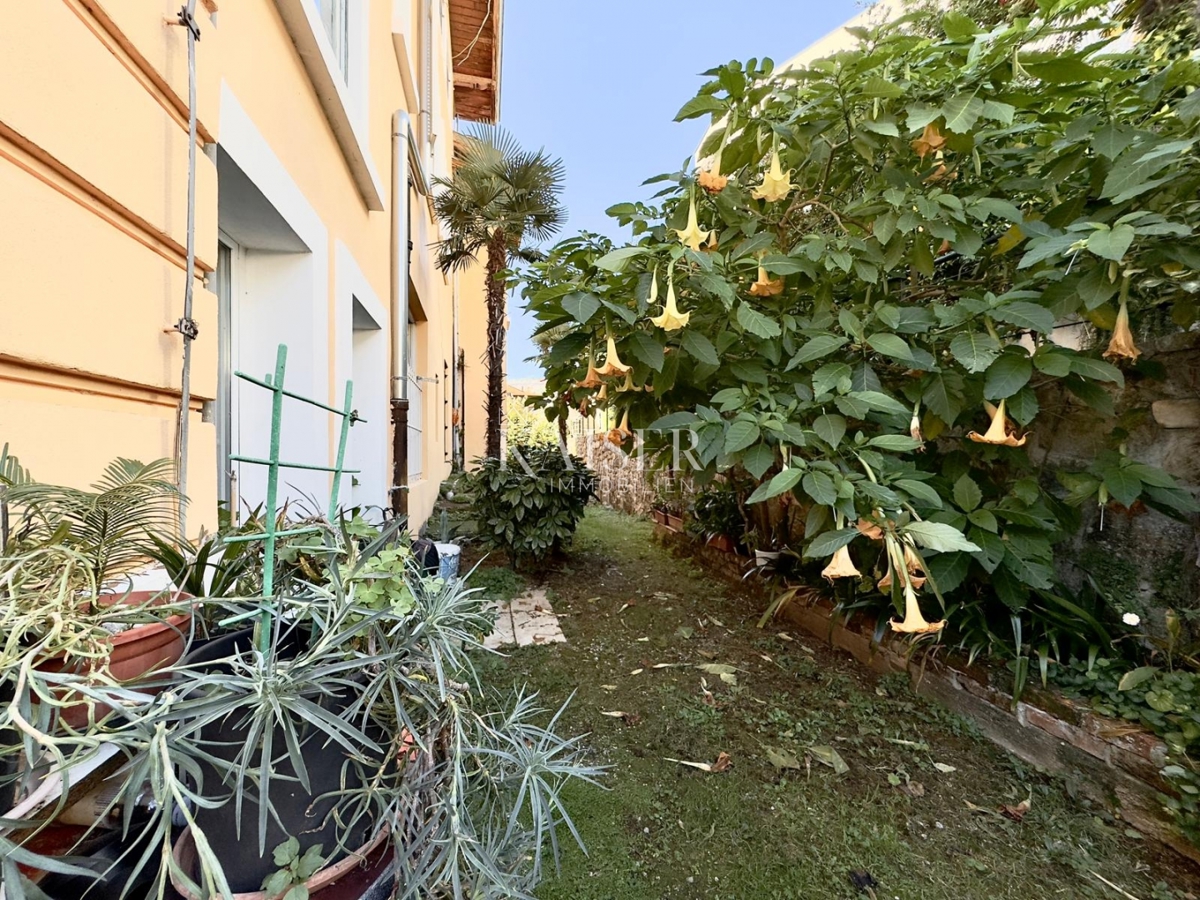 Opatija – Due monolocali in villa storica in seconda fila al mare, terrazza, giardino, 2 posti auto