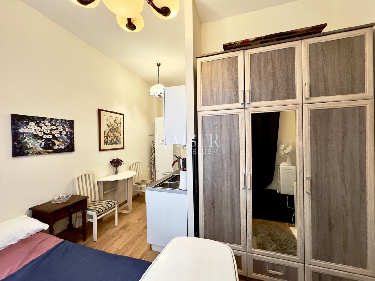 Opatija – Due monolocali in villa storica in seconda fila al mare, terrazza, giardino, 2 posti auto