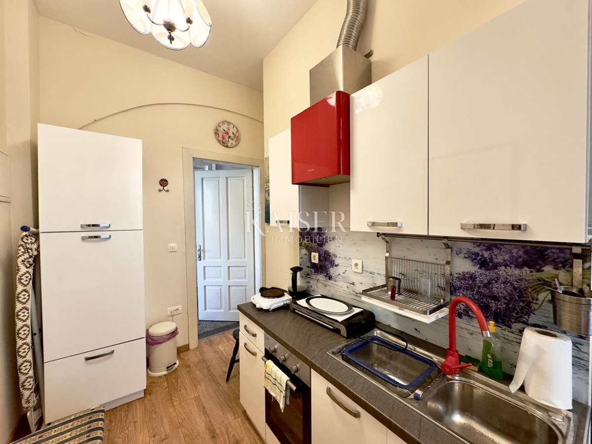 Opatija – Due monolocali in villa storica in seconda fila al mare, terrazza, giardino, 2 posti auto