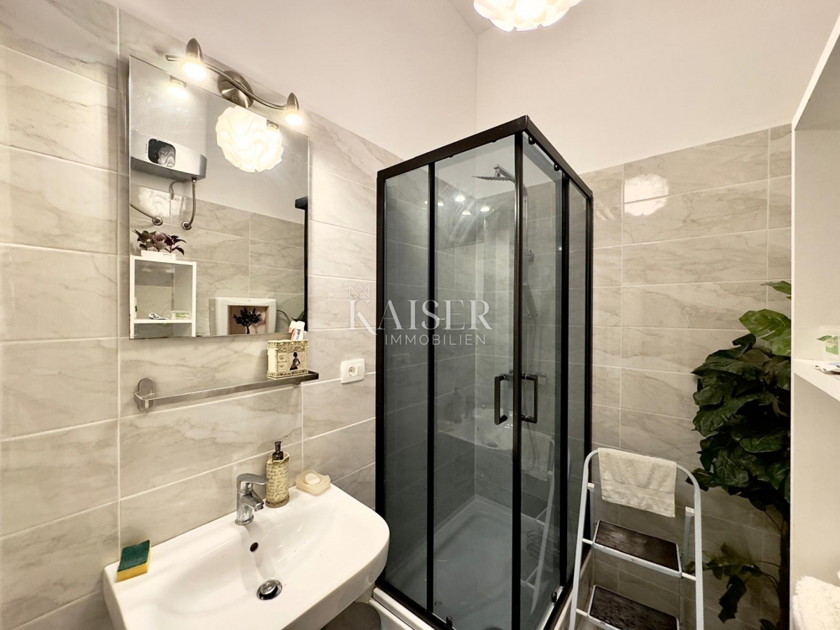 Opatija – Due monolocali in villa storica in seconda fila al mare, terrazza, giardino, 2 posti auto