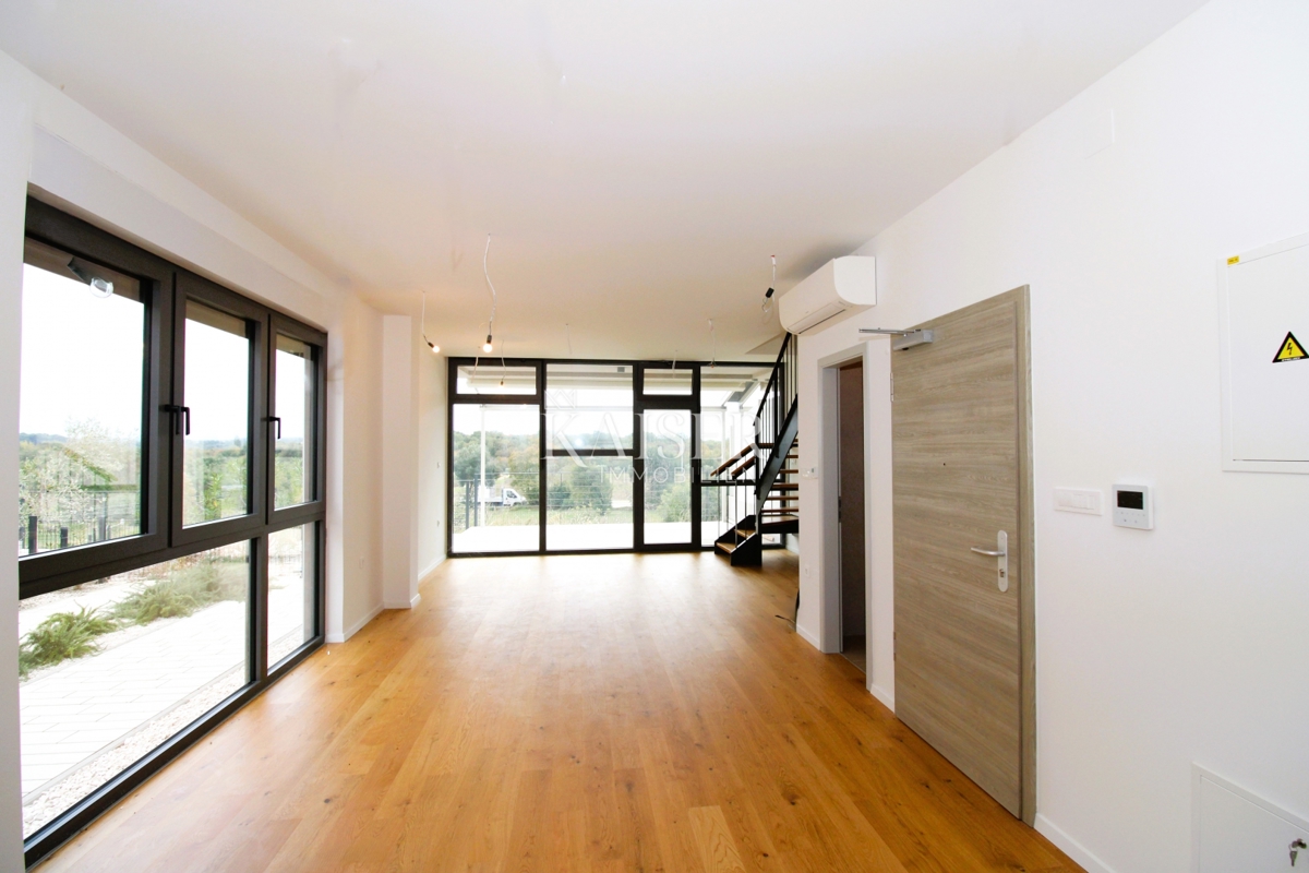 Istria, Rovigno - moderno appartamento duplex di 100 m2 con giardino e parcheggio