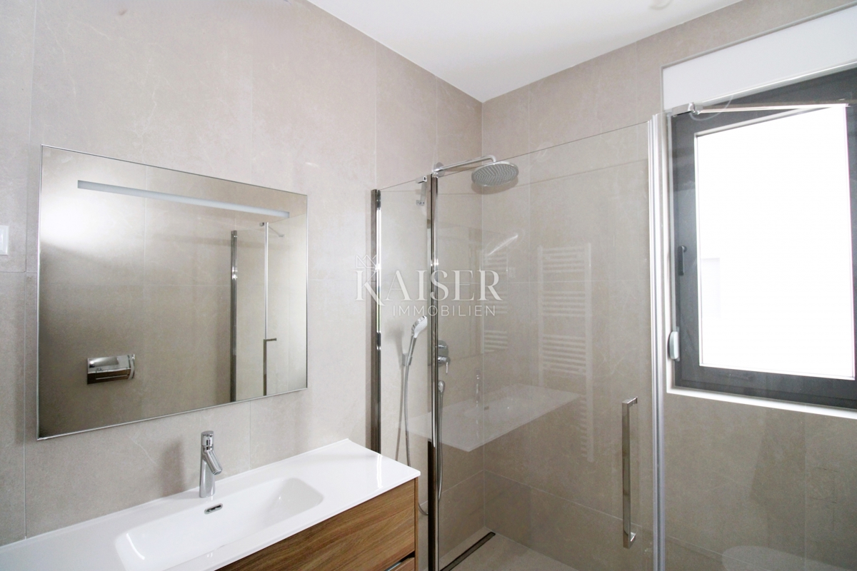 Istria, Rovigno - moderno appartamento duplex di 100 m2 con giardino e parcheggio