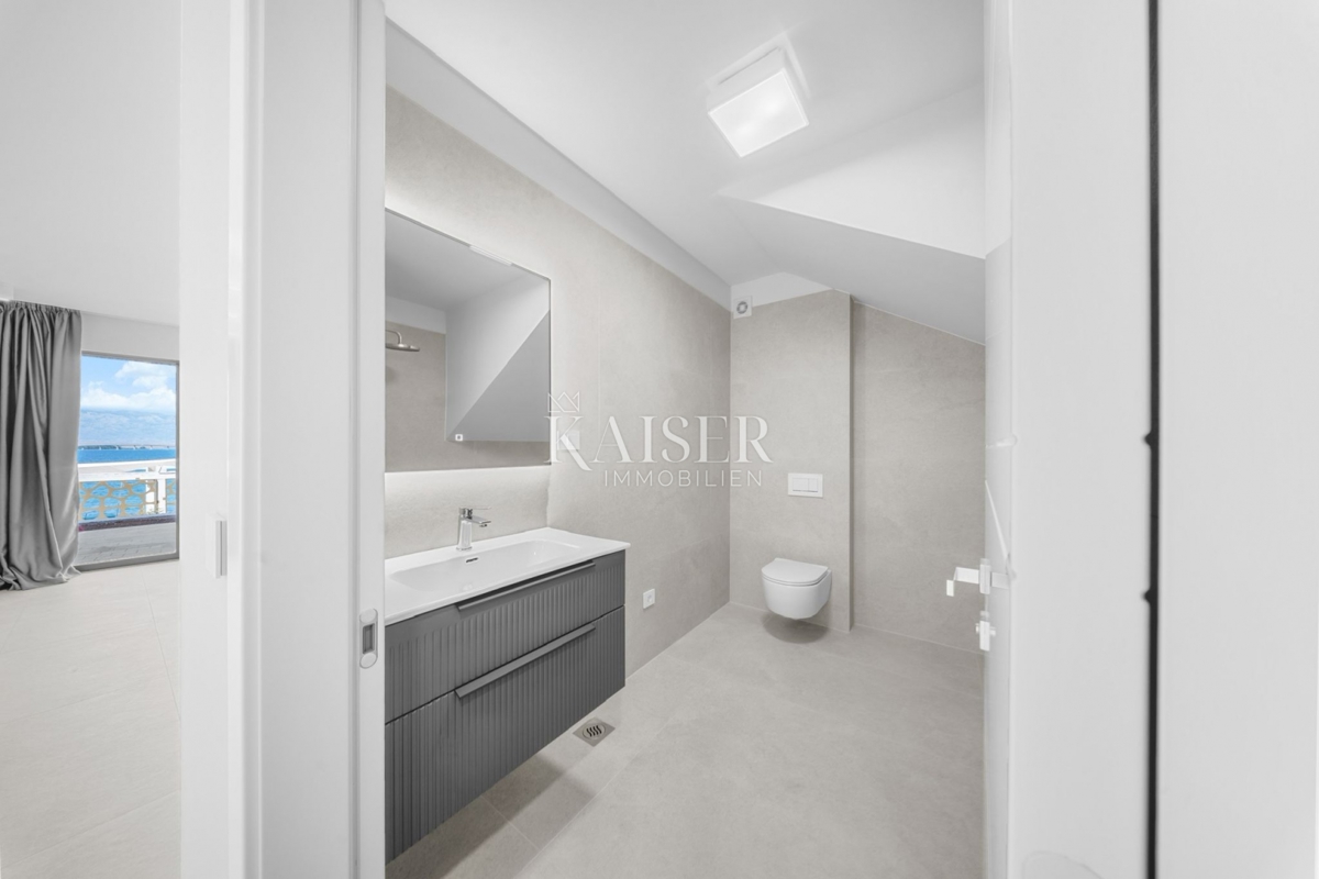 Zara – Privlaka | Appartamento duplex prima fila al mare con terrazza e parcheggio