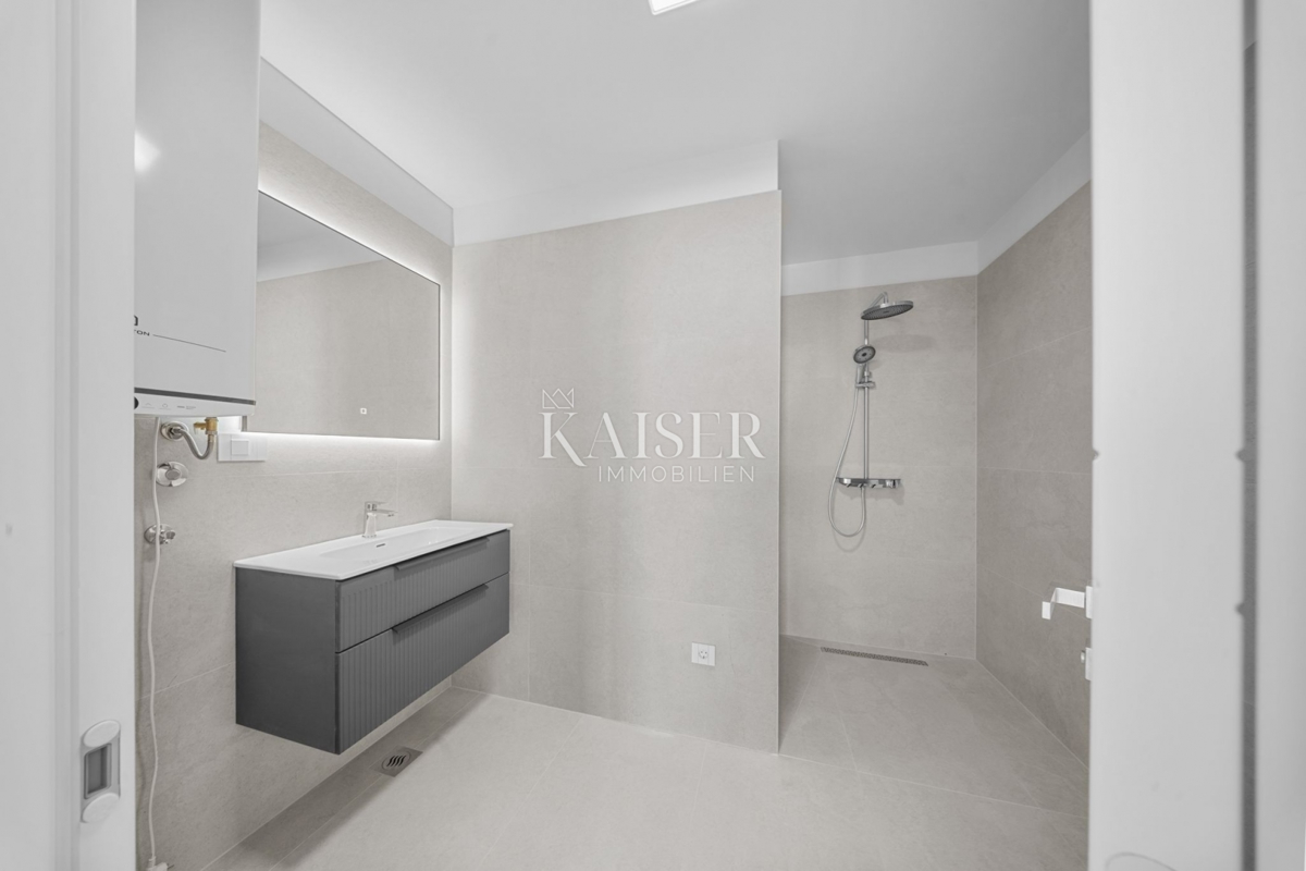 Zara – Privlaka | Appartamento duplex prima fila al mare con terrazza e parcheggio