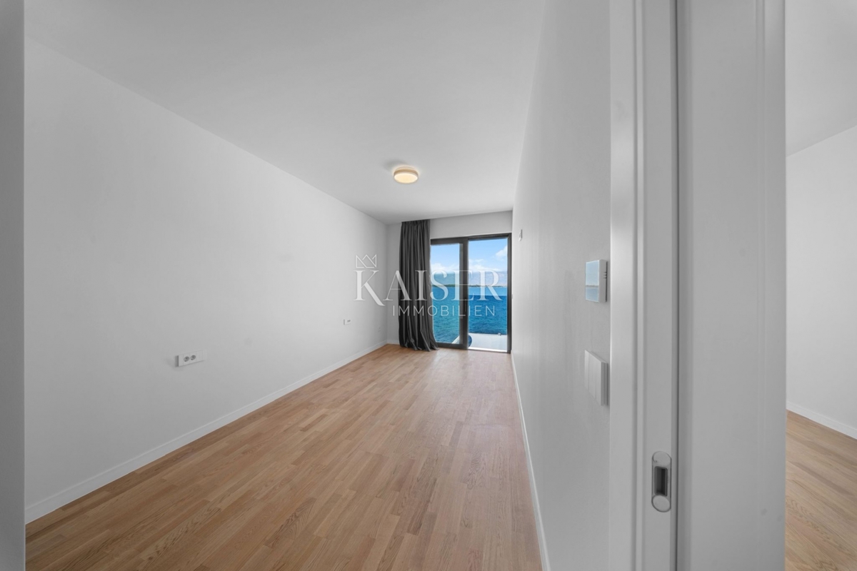 Zara – Privlaka | Appartamento duplex prima fila al mare con terrazza e parcheggio