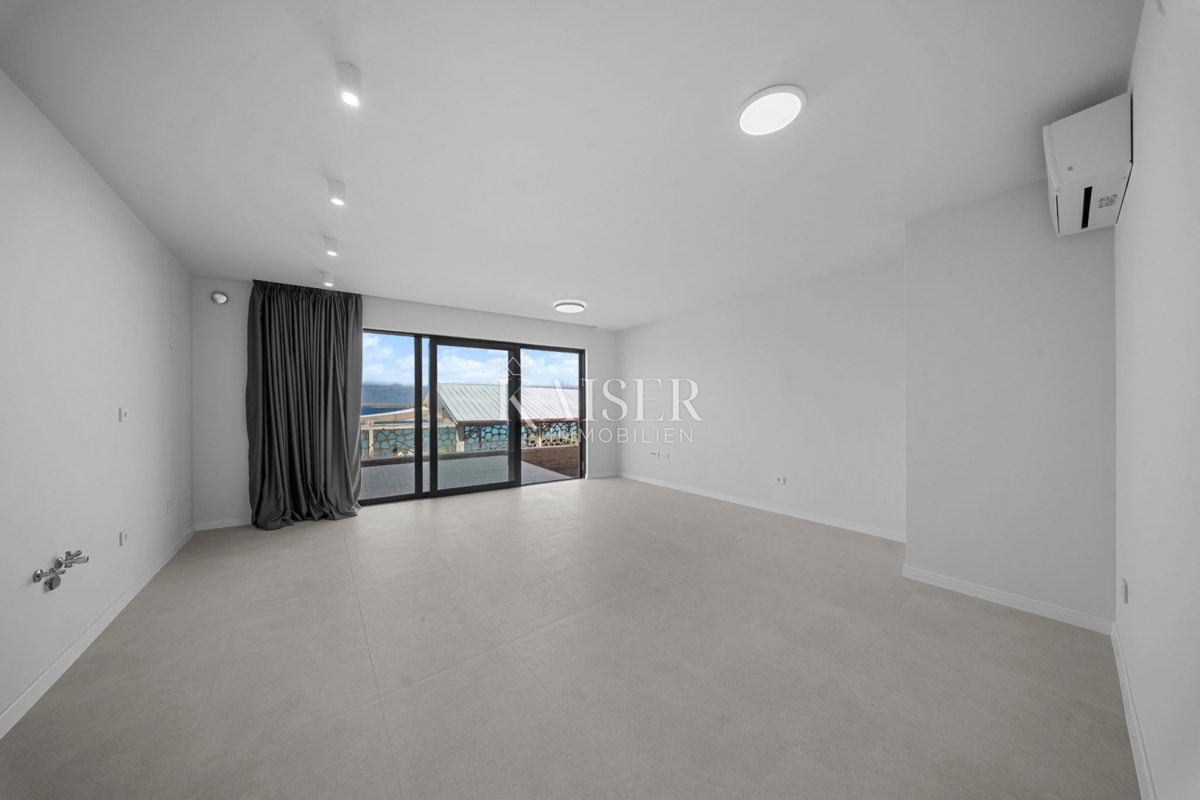 Zara – Privlaka | Appartamento duplex prima fila al mare con terrazza e parcheggio