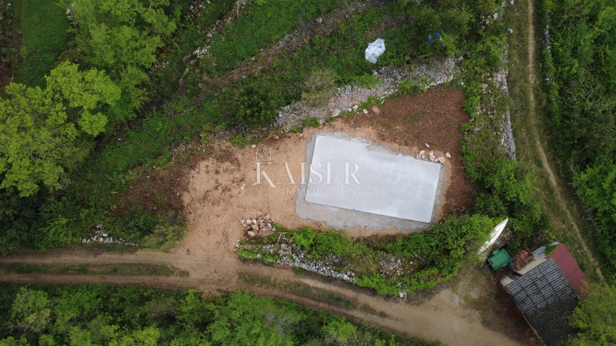 Isola di Krk, Dobrinj – terreno edificabile di 451 m2 con permesso di costruzione