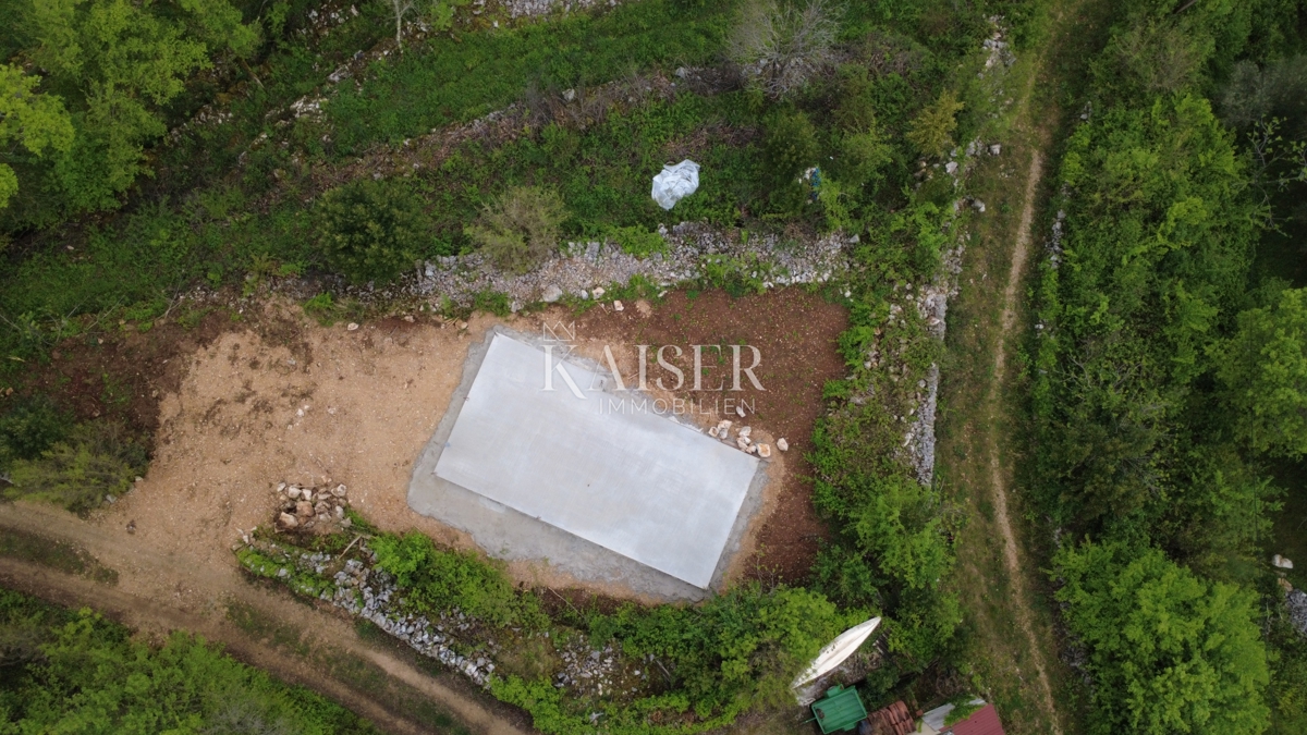 Isola di Krk, Dobrinj – terreno edificabile di 451 m2 con permesso di costruzione
