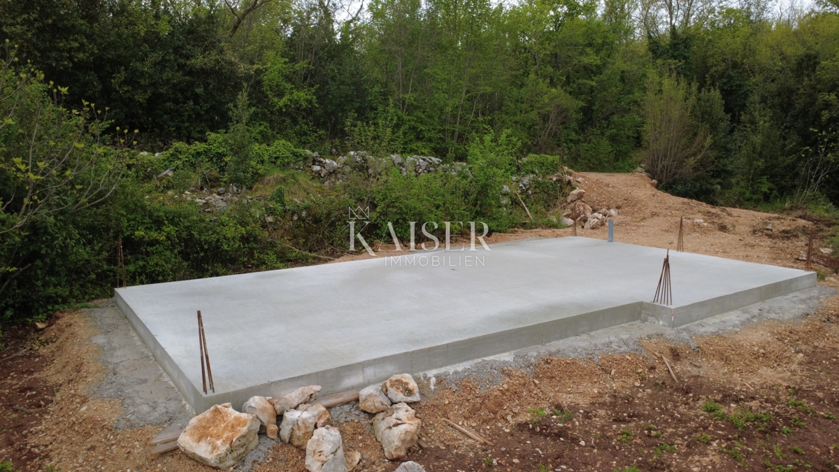 Isola di Krk, Dobrinj – terreno edificabile di 451 m2 con permesso di costruzione