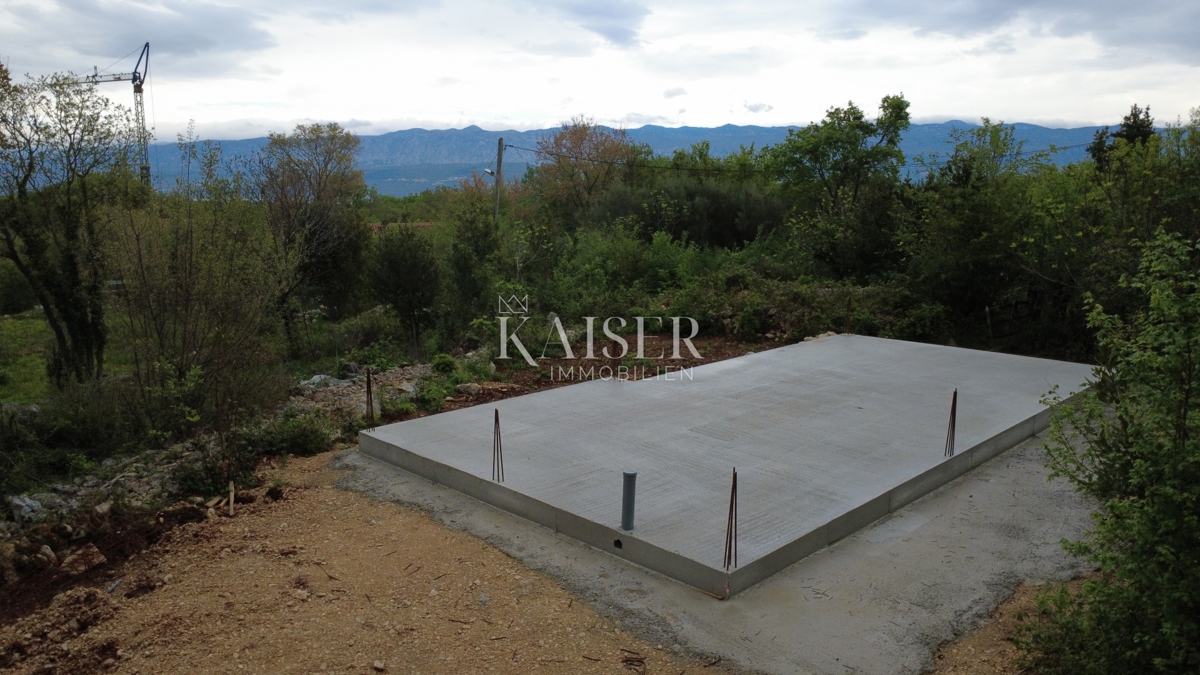 Isola di Krk, Dobrinj – terreno edificabile di 451 m2 con permesso di costruzione