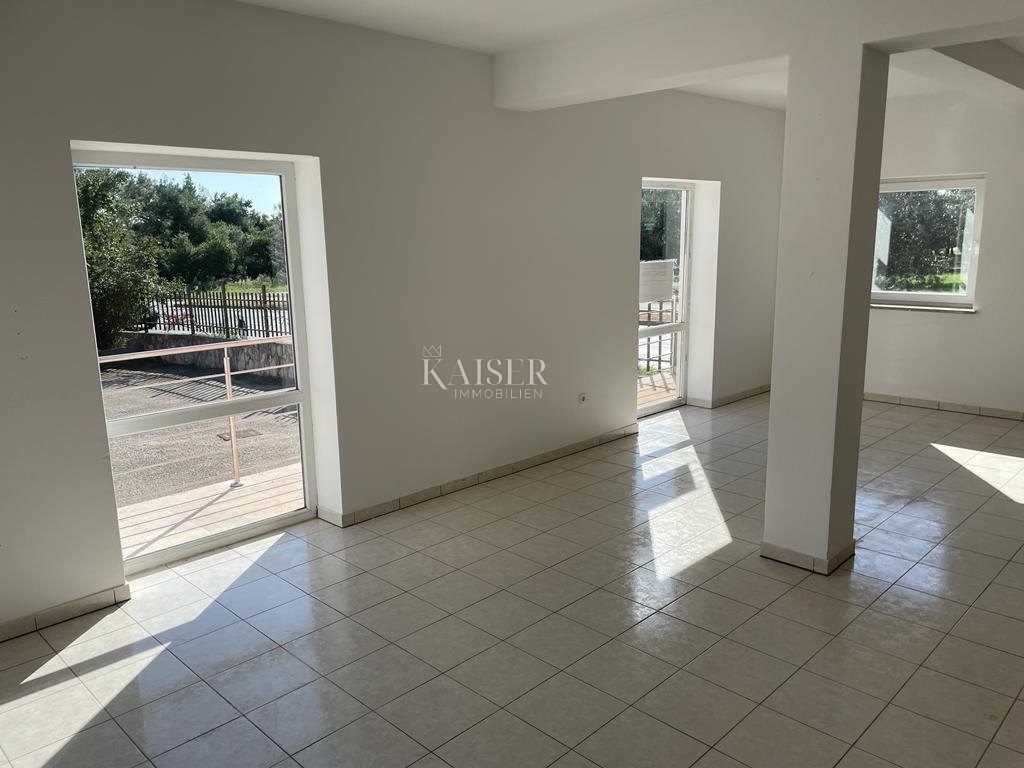 Istria, Cittanova - Appartamento 35 m2 + loggia 5 m2 e ufficio 95 m2