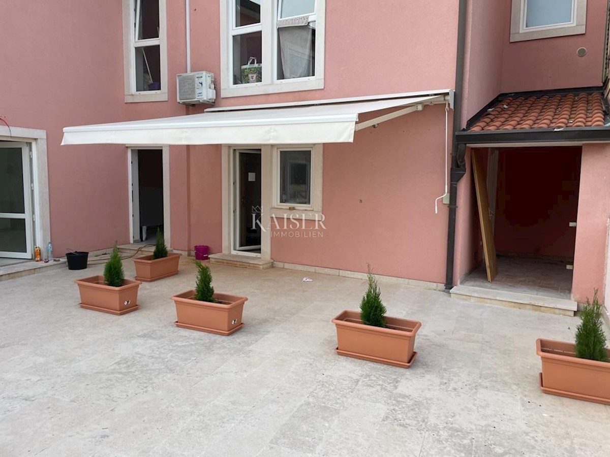 Istria, Cittanova - Appartamento 35 m2 + loggia 5 m2 e ufficio 95 m2