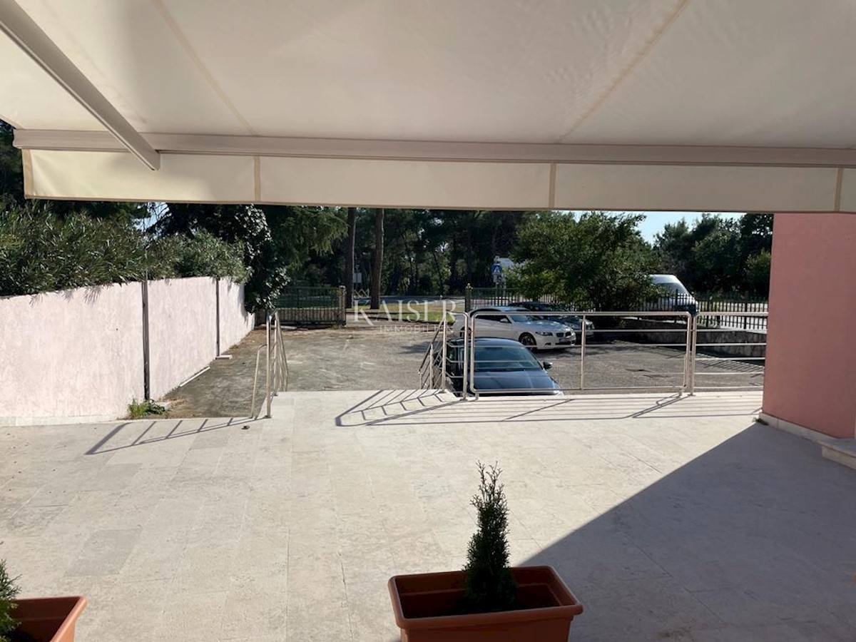 Istria, Cittanova - Appartamento 35 m2 + loggia 5 m2 e ufficio 95 m2