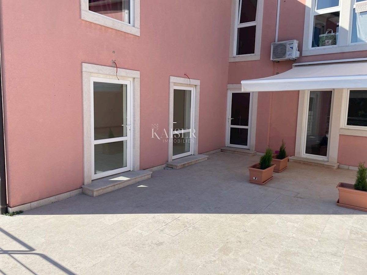 Istria, Cittanova - Appartamento 35 m2 + loggia 5 m2 e ufficio 95 m2