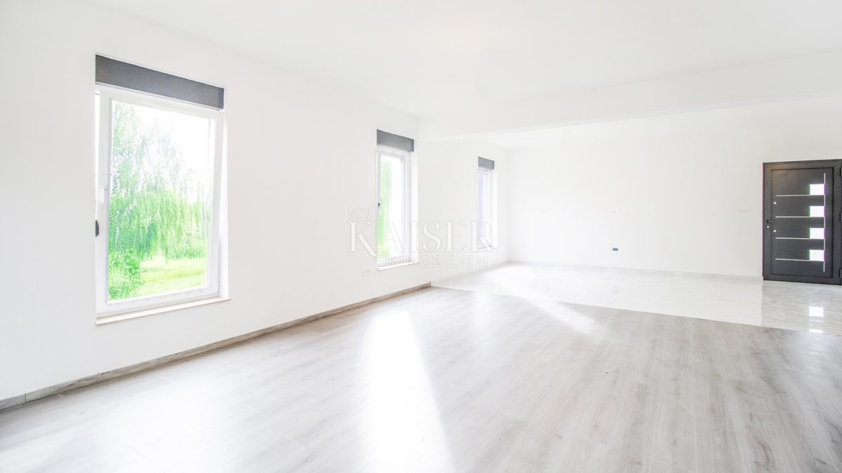 Istria, Labin - nuovo edificio con piscina esterna, 137 m2