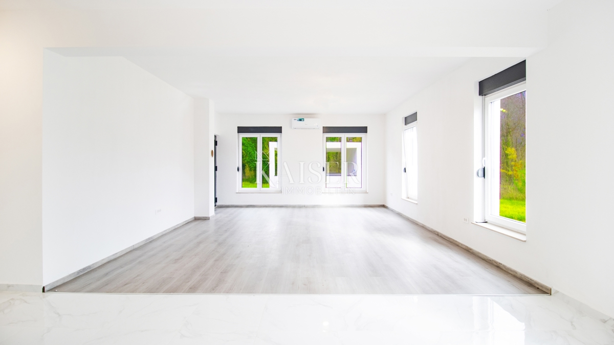 Istria, Labin - nuovo edificio con piscina esterna, 137 m2