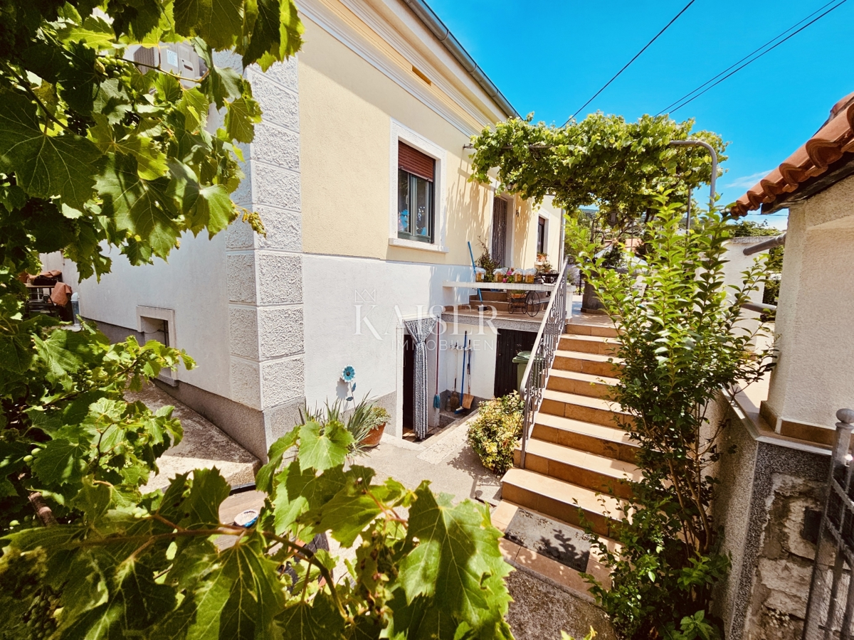 Bakar, Hreljin – Casa tradizionale con un giardino più piccolo