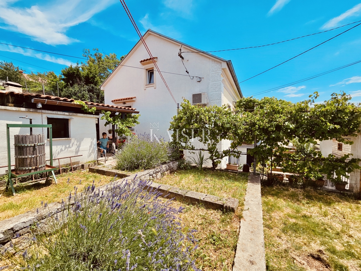 Bakar, Hreljin – Casa tradizionale con un giardino più piccolo