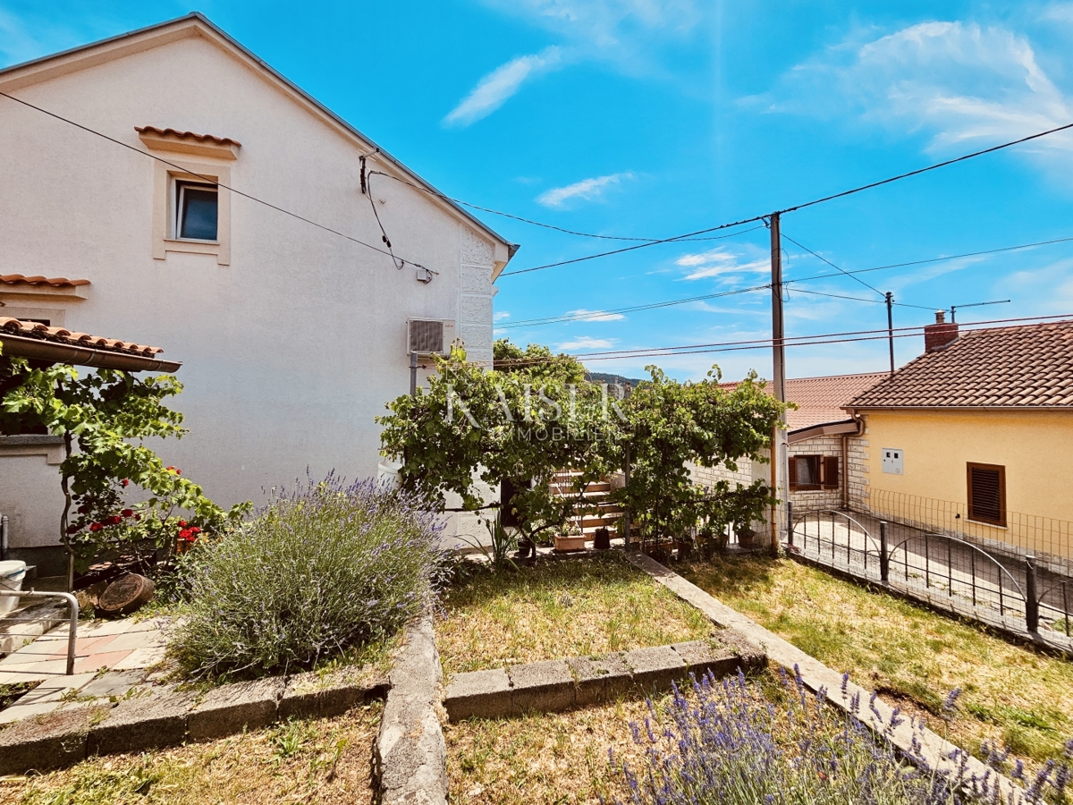 Bakar, Hreljin – Casa tradizionale con un giardino più piccolo