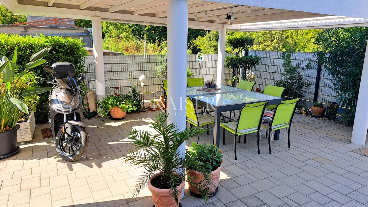 Isola di Krk, dintorni - appartamento moderno 83m2 in una villa con giardino