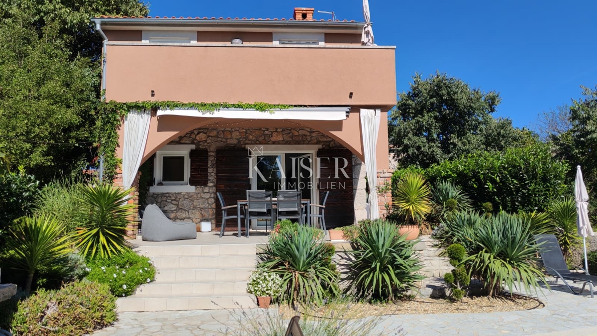 Isola di Krk, Dobrinj - casa in pietra ristrutturata 105m2 con piscina