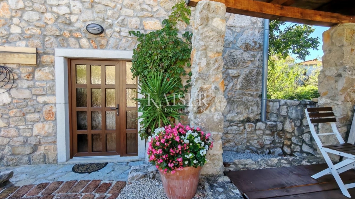 Isola di Krk, Dobrinj - casa in pietra ristrutturata 105m2 con piscina