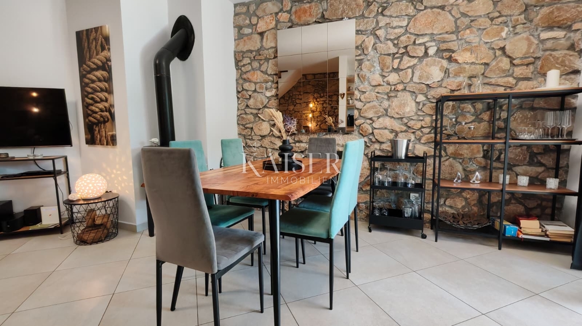 Isola di Krk, Dobrinj - casa in pietra ristrutturata 105m2 con piscina