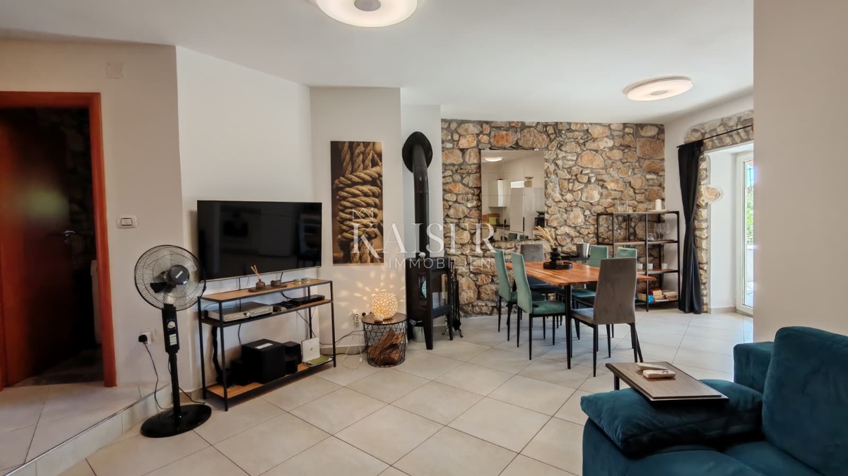 Isola di Krk, Dobrinj - casa in pietra ristrutturata 105m2 con piscina